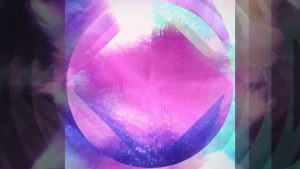 Druga grafika pod naslovom Breathing – Allison Tanehaus (2020) Pravokutni okvir unutar kojeg je ružičasti romb s nijansama plave boje na donjim rubovima. Ružičasti romb djeluje kao zmijsko oko iz druge dimenzije. Na njegovom gornjem dijelu nazire se bijeli odbljesak. Romb je položen unutar ružičasto-plavih krugova – nalik na kaleidoskop. Lijevi i desni rubovi okvira su zatamnjeni. 
